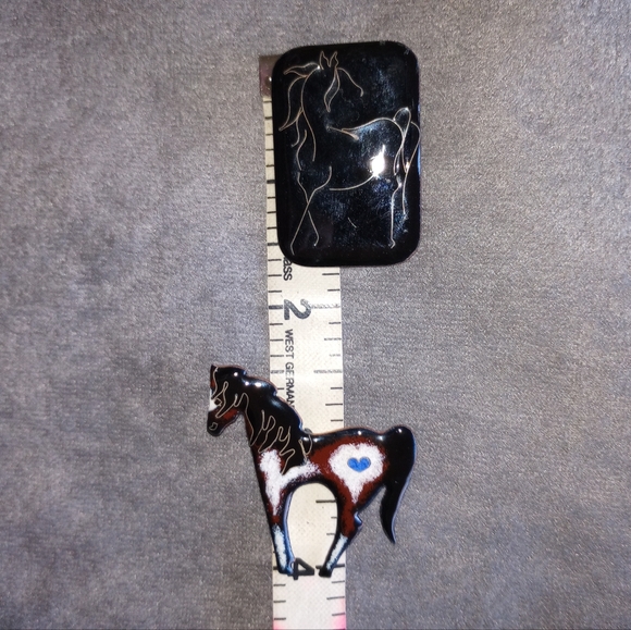 Bundle Enamel Horse Pins - Picture 7 of 7